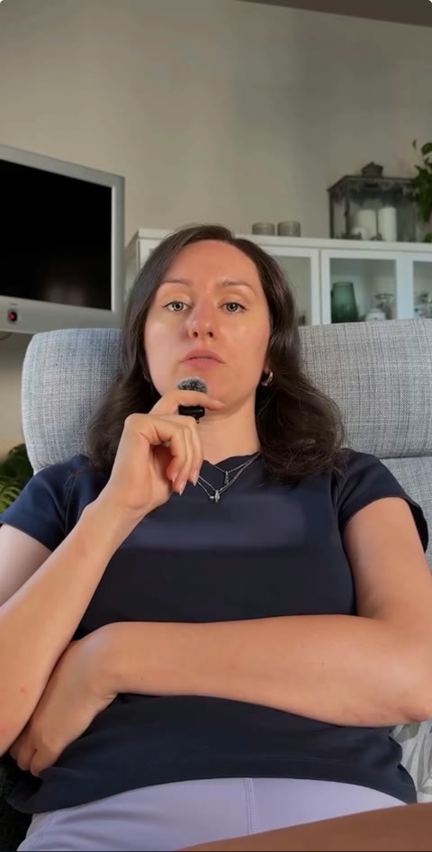 Giulia seduta su un divano, con un microfono in mano: il set com'era prima