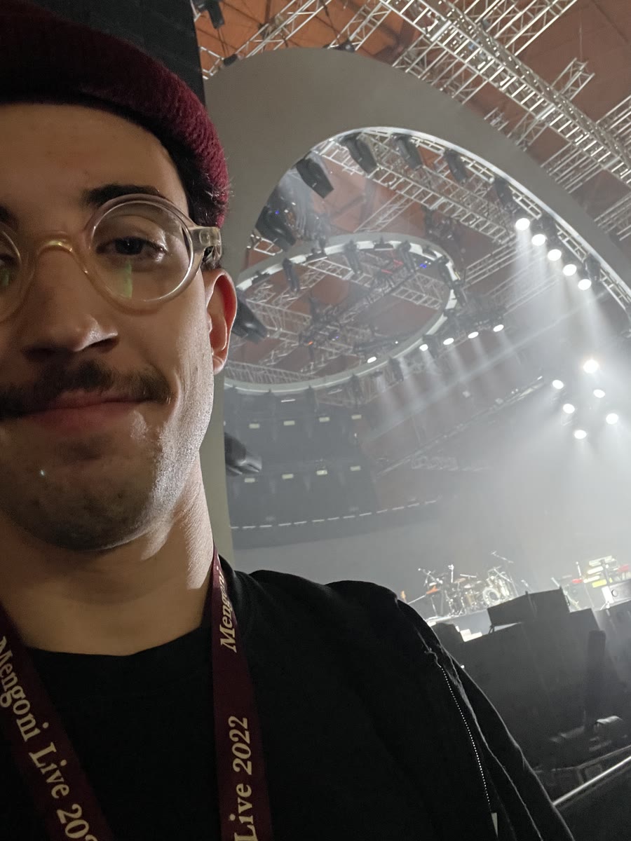 Selfie di Nic con le luci di un palco dietro, durante Mengoni Live 2022