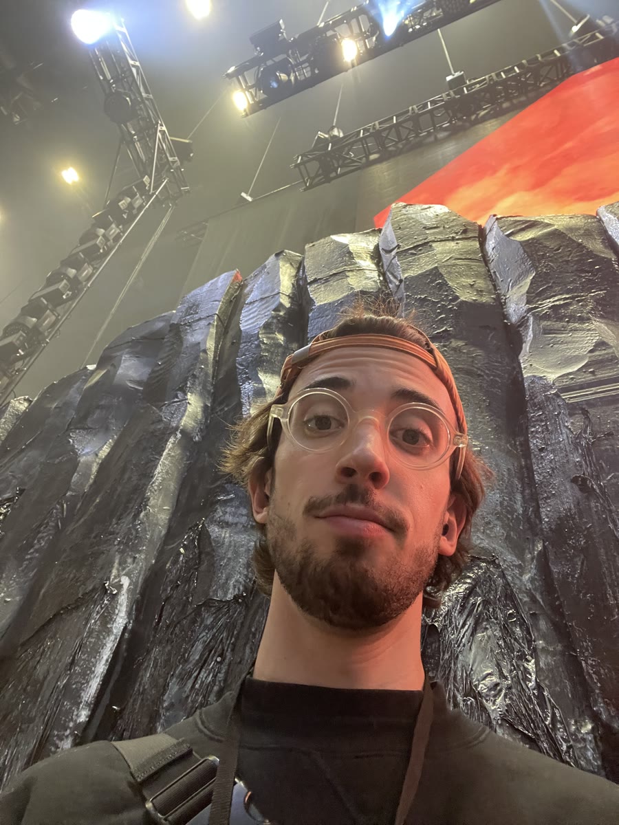 Selfie di Nic sotto la struttura di un palco